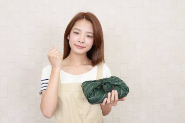 beslenme çantası tutan kadın