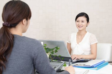 İki iş kadınları olarak office çalışma