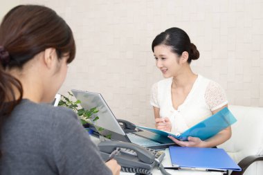 İki iş kadınları olarak office çalışma