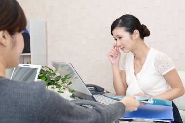 İki iş kadınları olarak office çalışma