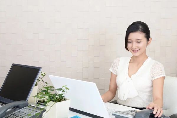 Trabajando Mujer Negocios Asiática —  Fotos de Stock