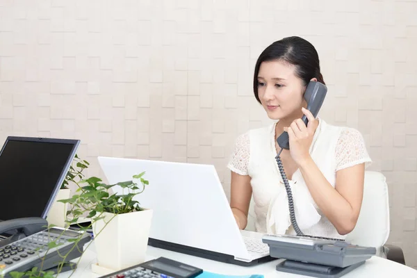 Mujer Negocios Con Teléfono —  Fotos de Stock