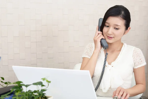 Mujer Negocios Con Teléfono —  Fotos de Stock