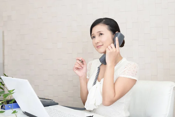 Working Asian Business Woman — Stock Photo, Image