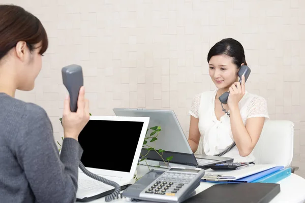 Due Donne Affari Ufficio Che Lavorano — Foto Stock