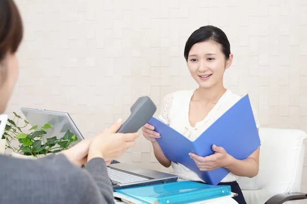 Due Donne Affari Ufficio Che Lavorano — Foto Stock