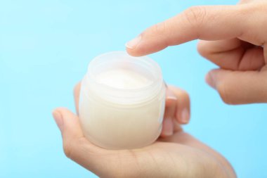Yüz kremi bir kavanoz içinde holding kadının eller closeup