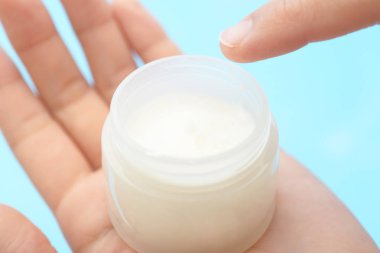 Yüz kremi bir kavanoz içinde holding kadının eller closeup