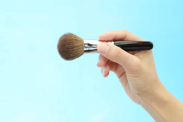 Mulher Mão Segurando Uma Escova Maquiagem — Fotografia de Stock