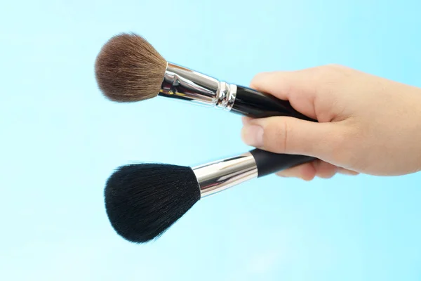 Kvinna Hand Hålla Makeup Borstar — Stockfoto