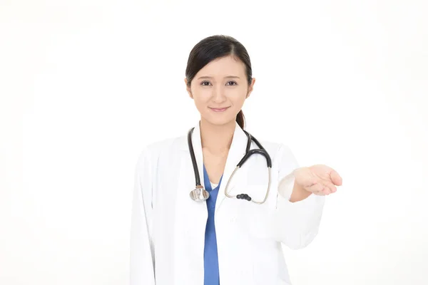 Bir Şey Elini Avuç Içinde Gösterilen Kadın Tıp Doktoru — Stok fotoğraf