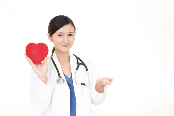 Médica Sorridente Segurando Coração Vermelho — Fotografia de Stock