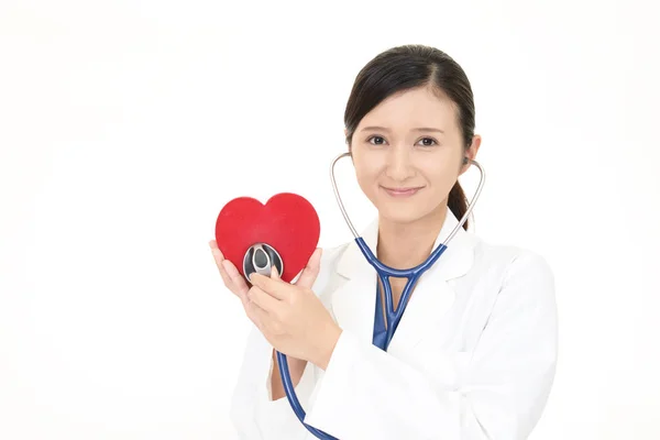 Médica Sorridente Segurando Coração Vermelho — Fotografia de Stock