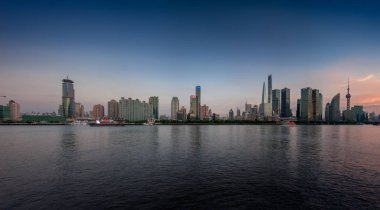 Shanghai, Çin - 29 Ağustos 2016: Twilight panoramik manzaralı Shanghai manzarası ve Pudong District, Shanghai, Çin üzerinde 29 Ağustos 2016 karşı Huangpu Nehri