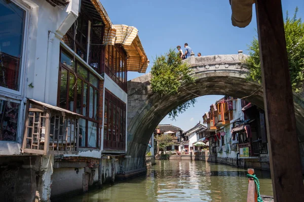 ZHUJIAJIAO, CHINA - AUGUST 30, 2016: Tourists see the sights of ancient water town with a history of more than 1700 years from top of bridge over canal in Zhujiajiao, China, on August 30, 2016 — Stock Photo, Image