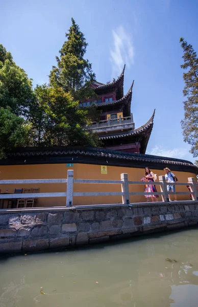 ZHUJIAJIAO, CHINA - AUGUST 30, 2016: Tourists see the sights of ancient water town with a history of more than 1700 years near Yuanjin Buddhist temple in Zhujiajiao, China, on August 30, 2016 — Stock Photo, Image