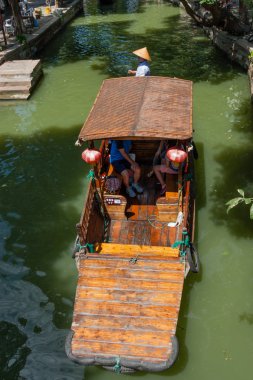 Zhujiajiao, Çin - 30 Ağustos 2016: Kayıkçı tarafından 30 Ağustos 2016 Zhujiajiao, Çin, 1700 yıldan daha fazla öyküsü olan antik su şehrin kanal üzerinde Çince gondol turist taşıma.