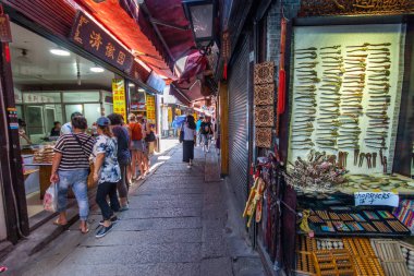 Zhujiajiao, Çin - 30 Ağustos 2016: Kimliği belirsiz bir kişi alışveriş 30 Ağustos 2016 Zhujiajiao, Çin, 1700 yıldan daha fazla öyküsü olan antik su şehrin market Sokağı