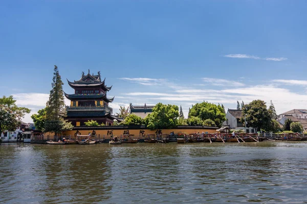 Zhujiajiao, Çin - 30 Ağustos 2016: Antik su şehir manzaraları 30 Ağustos 2016 Zhujiajiao, Çin, Yuanjin Budist tapınağı yakınındaki 1700 yıldan daha fazla öyküsü olan turistler görmek — Stok fotoğraf