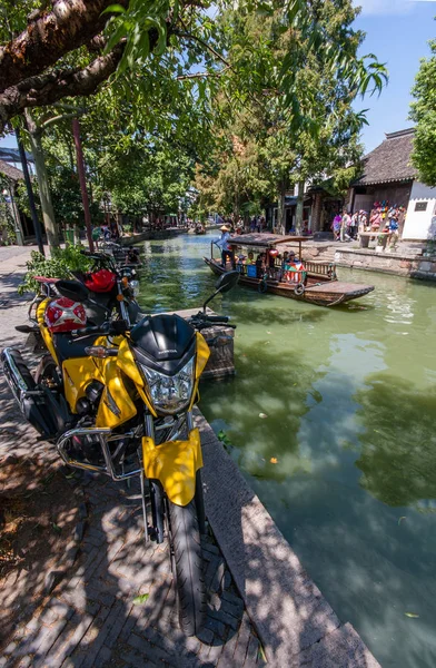 ZHUJIAJIAO, CHINA - AGOSTO 30, 2016: Barqueiro transporta turistas por gôndola chinesa no canal da antiga cidade da água com uma história de mais de 1700 anos em Zhujiajiao, China, em agosto 30, 2016 . — Fotografia de Stock