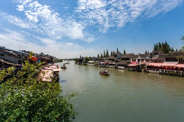 ZHUJIAJIAO, CHINA - AGOSTO 30, 2016: Barqueiro transporta turistas por gôndola chinesa no canal da antiga cidade da água com uma história de mais de 1700 anos em Zhujiajiao, China, em agosto 30, 2016 . — Fotografia de Stock