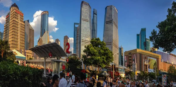 Shanghai, Kina - 29 augusti 2016: En oidentifierade personer titta på Pudong district nytt område i Shanghai på 29 augusti 2016 — Stockfoto
