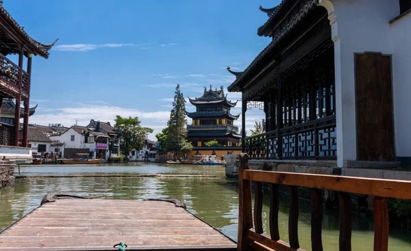 ZHUJIAJIAO, CHINA - AUGUST 30, 2016: Tourists see the sights of ancient water town with a history of more than 1700 years near Yuanjin Buddhist temple in Zhujiajiao, China, on August 30, 2016 — Stock Photo, Image