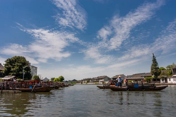ZHUJIAJIAO, CHINA - AUGUST 30, 2016: Boatman transports Chinese tourist gondola on canal of ancient water town in Zhujiajiao, China, on August 30, 2016 — Stock Photo, Image