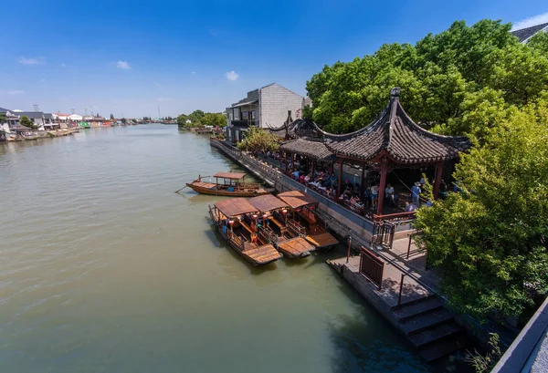 ZHUJIAJIAO, CHINA - AGOSTO 30, 2016: Gôndolas chinesas esperam Turistas no canal da antiga cidade aquática com uma história de mais de 1700 anos em Zhujiajiao, China, em 30 de agosto de 2016 . — Fotografia de Stock