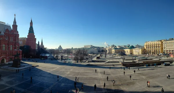MOSCÚ, RUSIA - 18 DE FEBRERO DE 2016: Personas no identificadas caminan por la Plaza Manezhnaya cerca del Museo Histórico y la Sala Central de Exposiciones Manege en Moscú, Rusia el 18 de febrero de 2016 — Foto de Stock