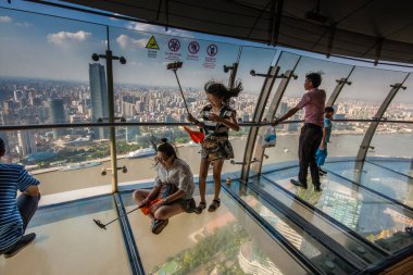 Shanghai, Çin - 29 Ağustos 2016: Bir kimliği belirsiz kişi almak selfie fotoğraf katında şeffaf cam Tv Oriental Pearl Tower Huangpu Nehri ve quay Şanghay, Çin üzerinde 29 Ağustos 2016 karşı