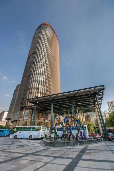 ШАНХАЙ, КИТАЙ - 30 августа 2016 года: Главный вход в небоскреб отеля Sheraton в Шанхае, Китай, 30 августа 2016 года — стоковое фото