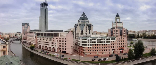 MOSCOW, RUSSIA - SEPT 27, 2016: Panoramic view to business center Riverside Towers at Shluzovaja Embankment of Vodotvodni Canal in Moscow, Russia on Sept 27, 2016 — Stock Photo, Image