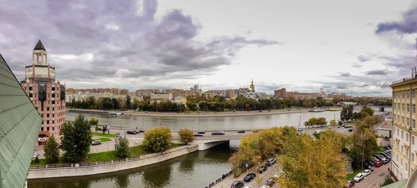 MOSCÚ, RUSIA - 27 DE SEPTIEMBRE DE 2016: Vista panorámica del río Shluzovaja en Moscú Embankment at spit of Bolotny island and Vodotvodni Canal in Moscow, Russia on 27 de septiembre de 2016 . —  Fotos de Stock