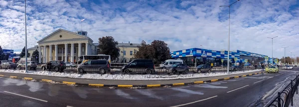 Simferopol, Kırım, Ukrayna - 27 Aralık 2016: Panoramik Simferopol, Ukrayna'da Simferopol Uluslararası Havaalanı yolcu Terminal üzerinde 27 Aralık 2016. — Stok fotoğraf