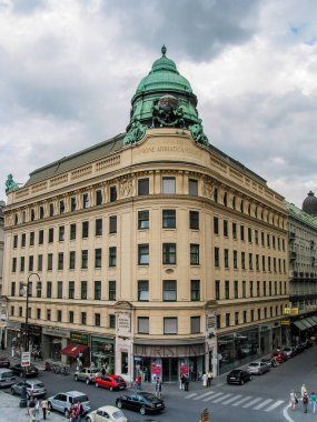 Vienna, Avusturya - 20 Haziran 2003: Viyana, Avusturya - 20 Haziran 2003 Ludwig Baumann tarafından 1911 yılında inşa Albertinaplatz bina Riunione Adriatica di Sicurta sigorta şirketi.