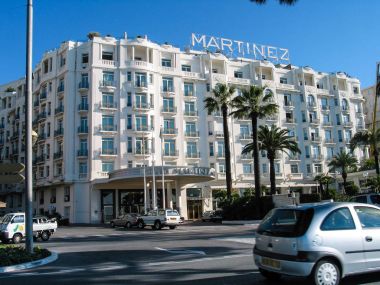 Cannes, Fransa - 3 Kasım 2003: Ünlü Grand Hyatt Cannes Hotel Martinez, Boulevard de La Croisette Cannes, Fransa 3 Kasım 2003 tarihinde. Otel 409 konforlu konuk odaları sunar