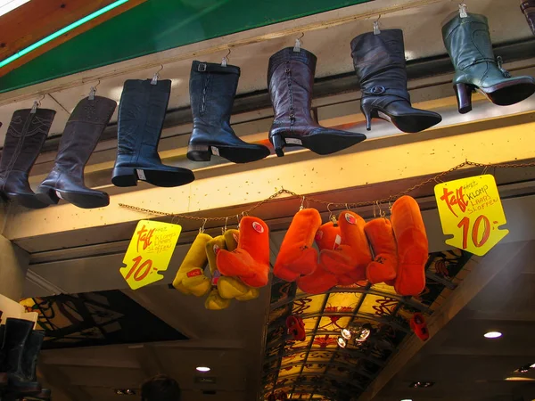 AMSTERDAM, PAÍSES BAJOS - 17 DE OCTUBRE DE 2006: Zapatos holandeses colgados fuera de una tienda en Amsterdam, Países Bajos el 17 de octubre de 2006 —  Fotos de Stock