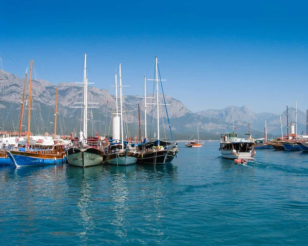 KEMER, TURKEY - SEPTEMBER 8, 2007: Touristic sailing boats stay in bay against mountains in Kemer, Turkey on September 8, 2007 — Stock Photo, Image