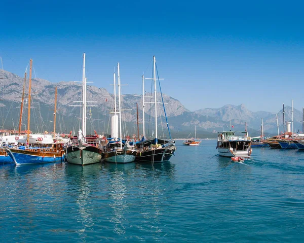 Kemer, Turecko - 8. září 2007: Turistické plachetnice pobytu v zálivu proti hory v Kemer, Turecko na září 8, 2007 — Stock fotografie