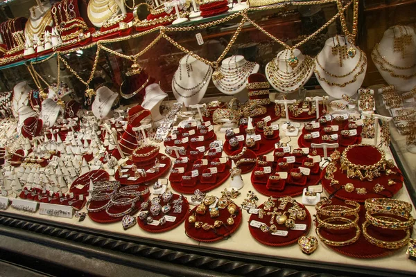 FLORENCIA, ITALIA - 11 DE SEPTIEMBRE DE 2008: Joyas de oro en el escaparate de la tienda en el puente Ponte Vecchio en Florencia, Italia el 11 de septiembre de 2008 —  Fotos de Stock