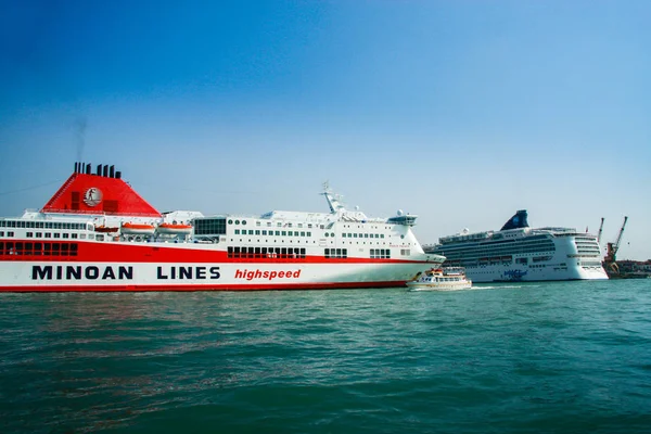 VENEZIA, ITALIA - 12 SETTEMBRE 2008: Ferry Ikarus Palace della compagnia greca Minoan Lines soggiorna all'ormeggio portuale di Venezia il 12 settembre 2008 — Foto Stock