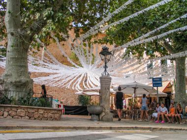 Majorca, İspanya - 8 Eylül 2007: 8 Eylül 2007 tarihinde Majorca, İspanya şenlikli kağıt çelenk süslenmiş başında Belediye tatil küçük kent insanlar bekler