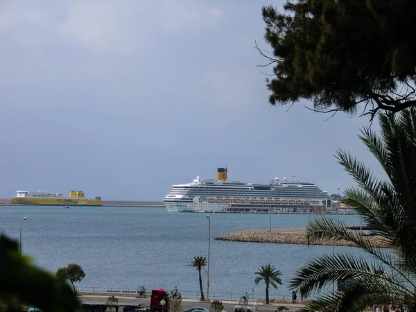 Palma De Mallorca, Balear Adaları, İspanya - 5 Eylül 2007: Cruise Costa Concordia 5 Eylül 2007 tarihinde Palma De Mallorca, Balear Adaları, İspanya limanında demirleyen gemi — Stok fotoğraf