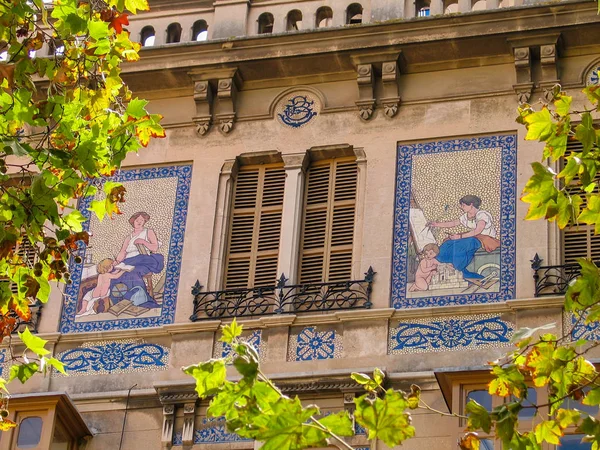 PALMA DE MALLORCA, ISLAS BALEARES, ESPAÑA - 5 DE SEPTIEMBRE DE 2007: Fachada del edificio con mosaico en la pared exterior de Palma de Mallorca, Islas Baleares, España, 5 de septiembre de 2007 —  Fotos de Stock