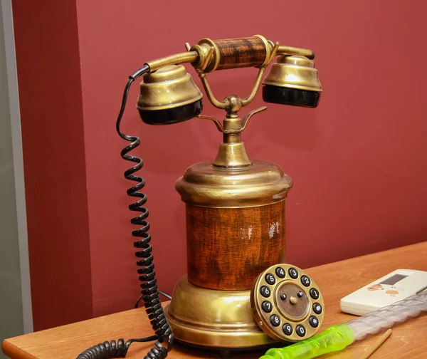 Telefono antico in stile vintage con quadrante su mensola in legno — Foto Stock