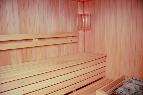 Interior de una sala de sauna de madera con lámpara en la esquina — Foto de Stock