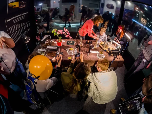 MOSCÚ, RUSIA - 21 DE ABRIL DE 2017: Los visitantes participan en el taller de macrofotografía en el stand de la compañía Olympus en la feria y exposición PhotoForum 2017 en Moscú, Rusia, el 21 de abril de 2017 — Foto de Stock