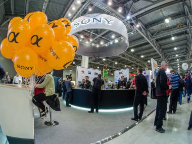 Moskova, Rusya - 21 Nisan 2017: Sony Booth şirkette Photoforum 2017 Fuar ve sergi 21 Nisan 2017 Moskova, Rusya