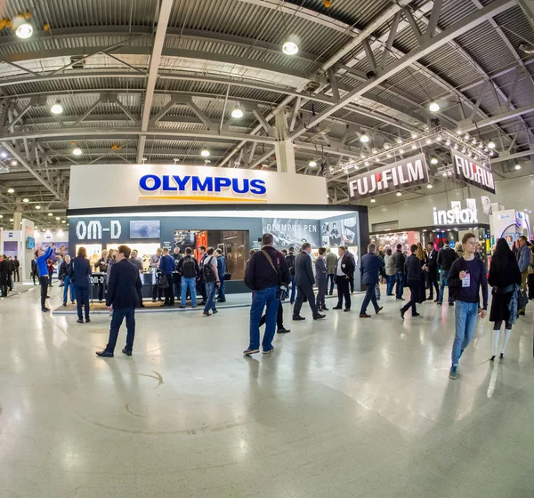 MOSCÚ, RUSIA - 21 DE ABRIL DE 2017: Stand de la compañía Olympus en PhotoForum 2017 feria y exposición en Moscú, Rusia el 21 de abril de 2017 —  Fotos de Stock